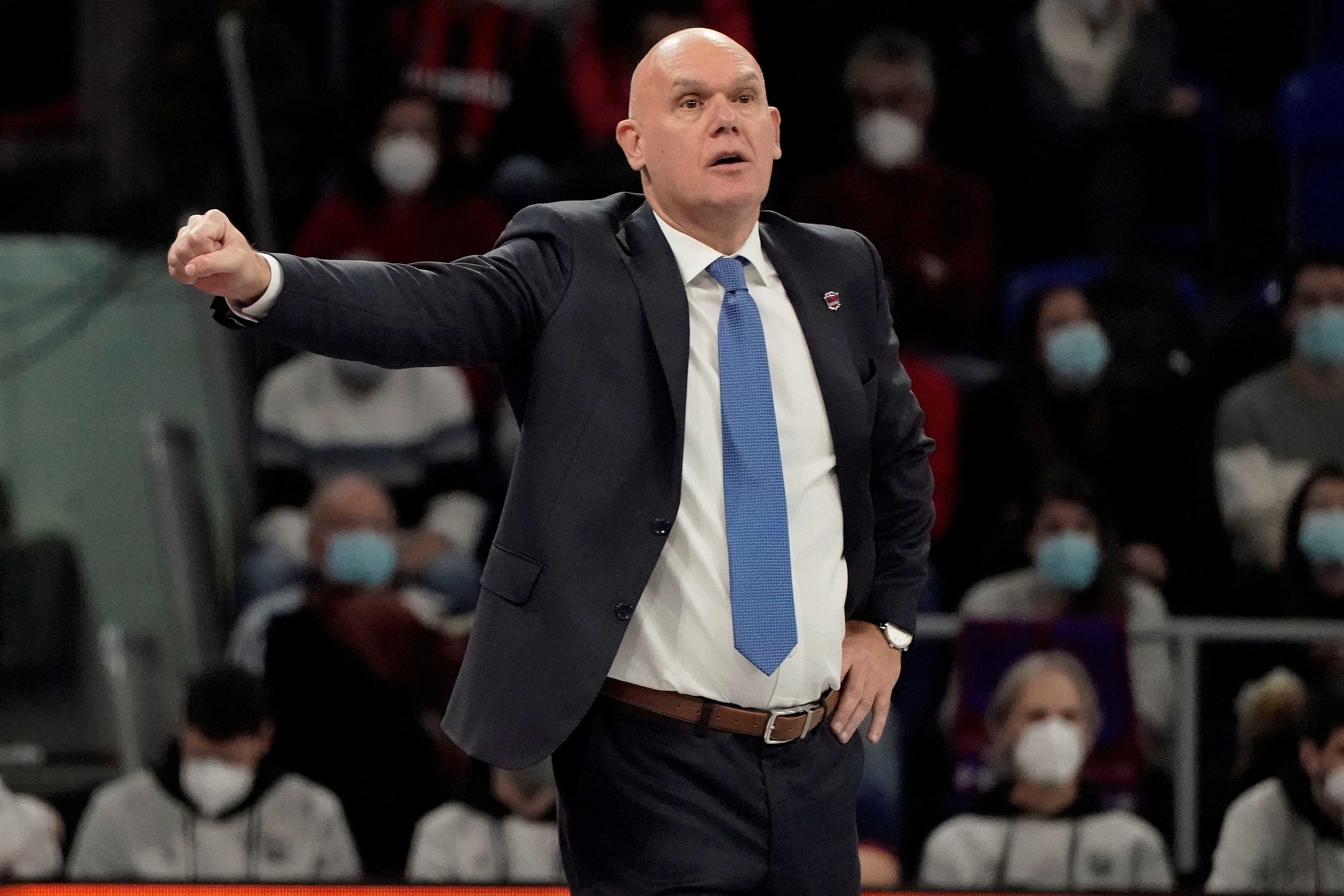 El entrenador del Baskonia, Neven Spahija, durante el partido de la Euroliga de baloncesto ante Olympiacos. EFE/L. Rico