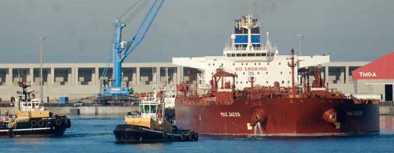 El petrolero Max Jacob, con una carga de 148.000 toneladas de fuel, ha abandonado el puerto exterior tras solventar su avería en su motor cuando navegaba frente a las costas gallegas. El barco solicitó el atraque, el día 23, por una avería en medio de un 