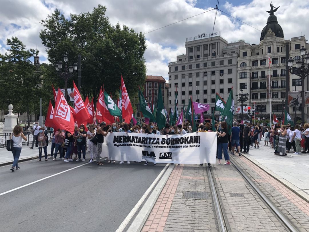 Trabajadoras del comercio vasco han participado en la huelga convocada este viernes por ELA y LAB, coincidiendo con el primer día de rebajas de verano para muchos establecimientos