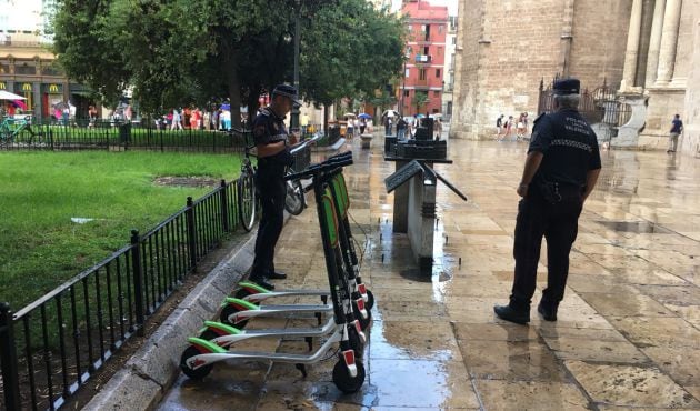 La Policía Local retira los patinetes eléctricos de las calles de Valencia