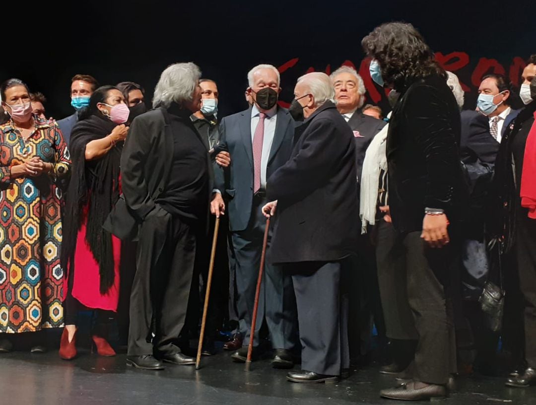 Curro Romero, en el centro del escenario, escoltado por Rancapino y Rafael Jiménez &#039;Chicuelo&#039;, entre otros