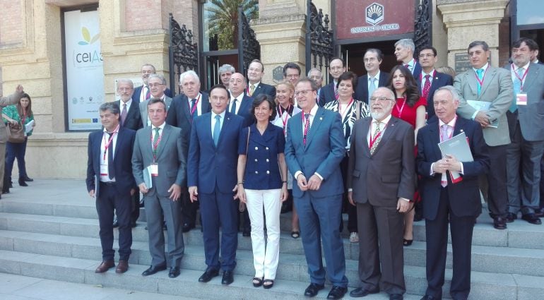 La presidenta de Universia y Santander, Ana Patricia Botín, con los rectores a la salida de la reunión.