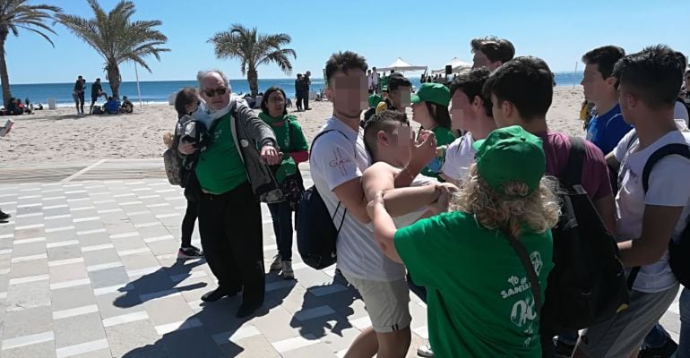 Un joven es atendido en la playa San Juan por miembros de la Plataforma Tolerancia Cero Santa Faz en la romería de este 2018.