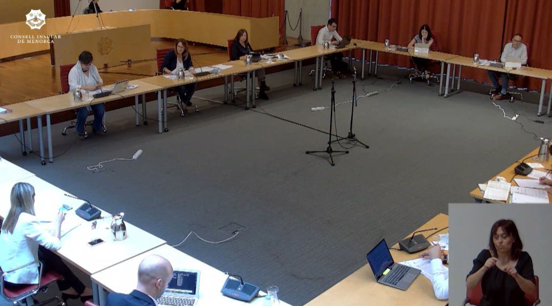 El Ple del Consell es va celebrar enmig de moltes mesures de seguretat per evitar contagis.