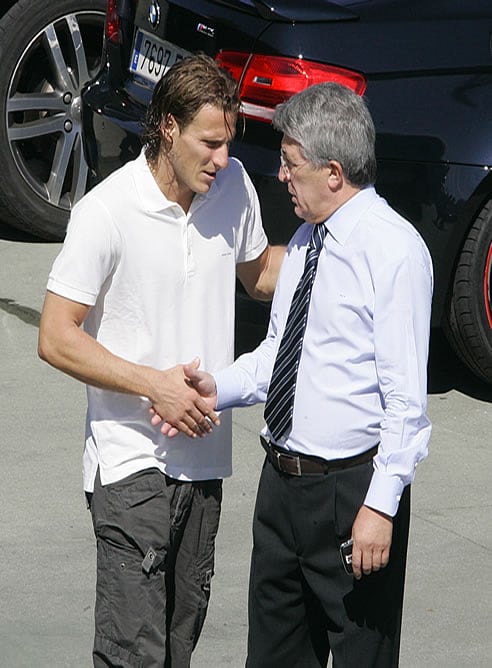 Diego Forlán se saluda con su presidente Enrique Cerezoa su llegada al Vicente Calderón