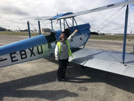 Paqui Ramos a punto de jugarse la vida en un avión de 1925.