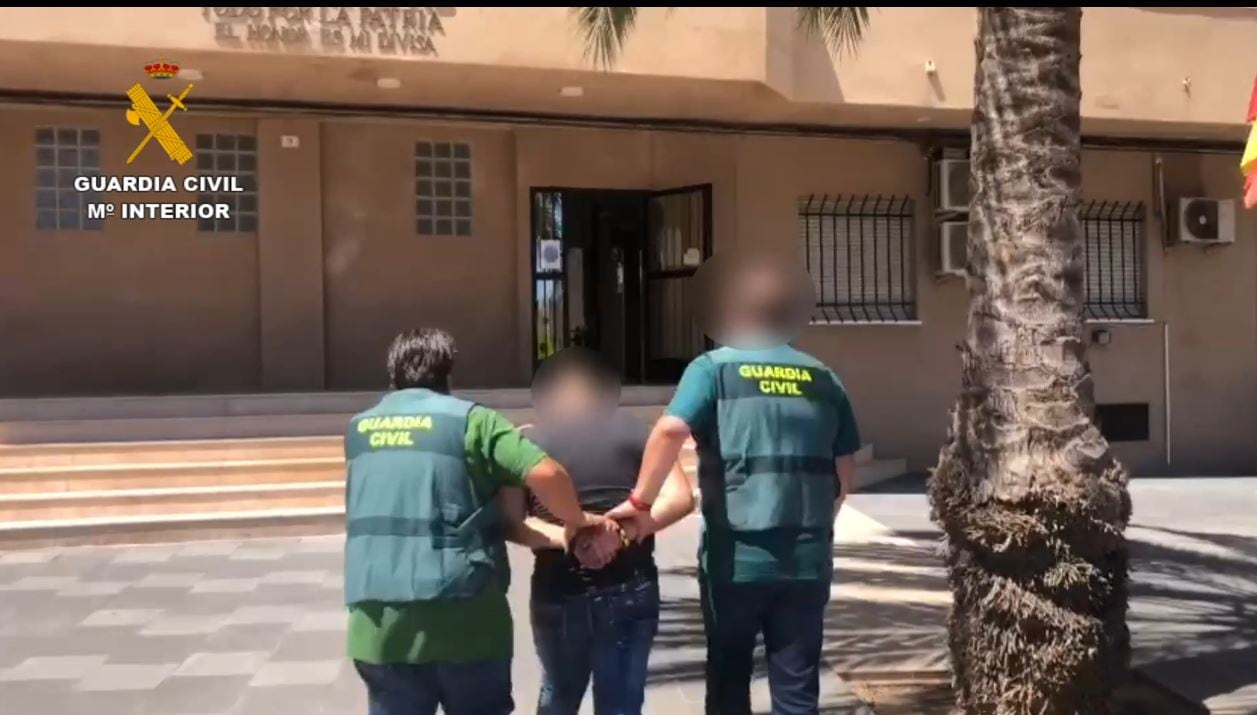 Dos agentes de la Guardia Civil junto al hombre detenido en Oliva por intento de homicidio.