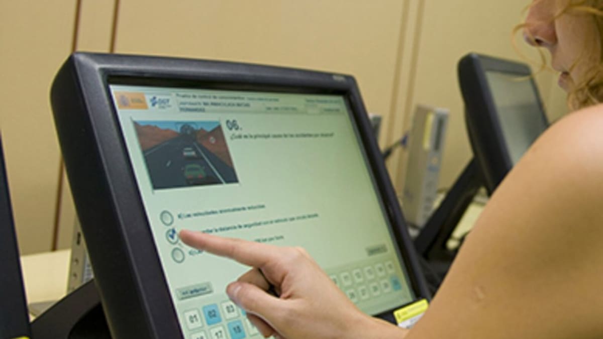 Pillado con un 'kit espía' para copiar en el examen teórico del carné de conducir en Tomelloso