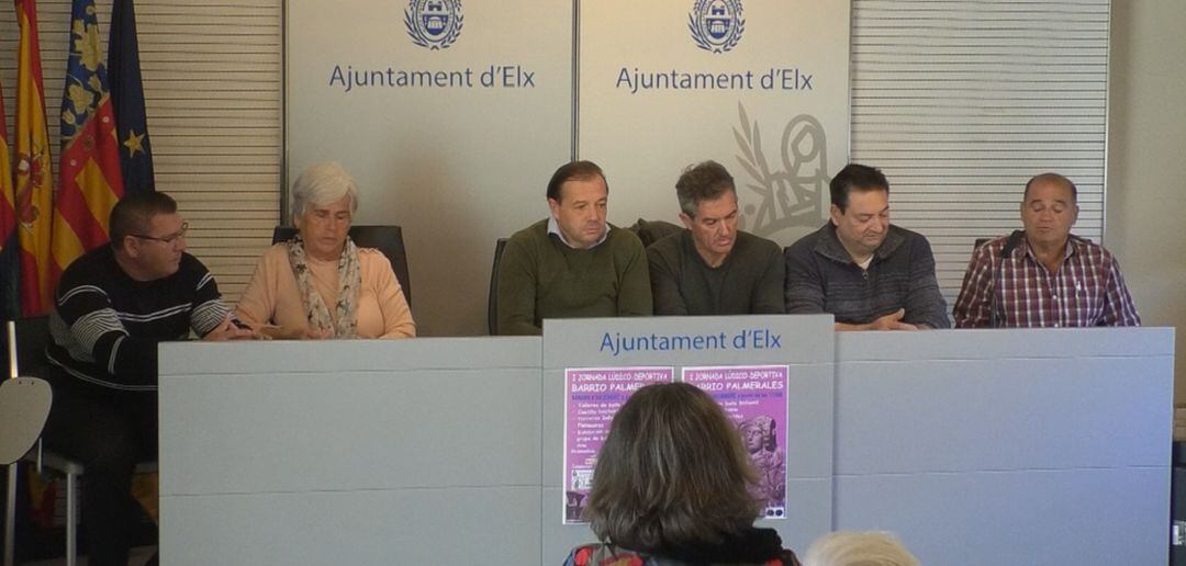 Jesús Pareja con representantes de vecinos de Los Palmerales