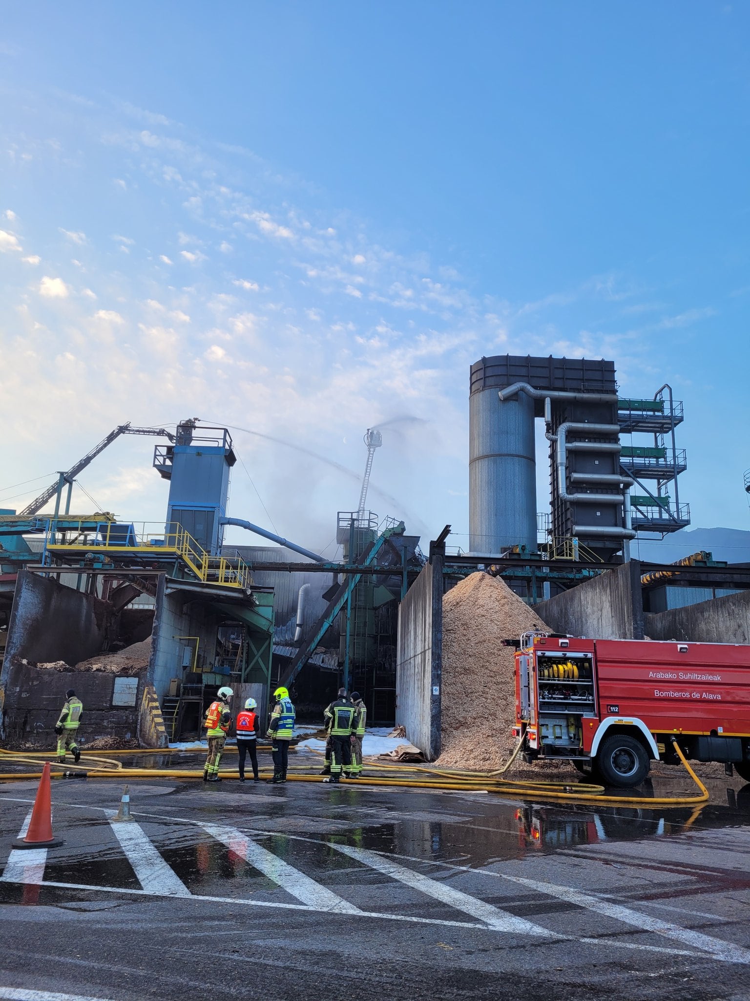 Bomberos de Álava y Bizkaia han participado en la extinción incendio