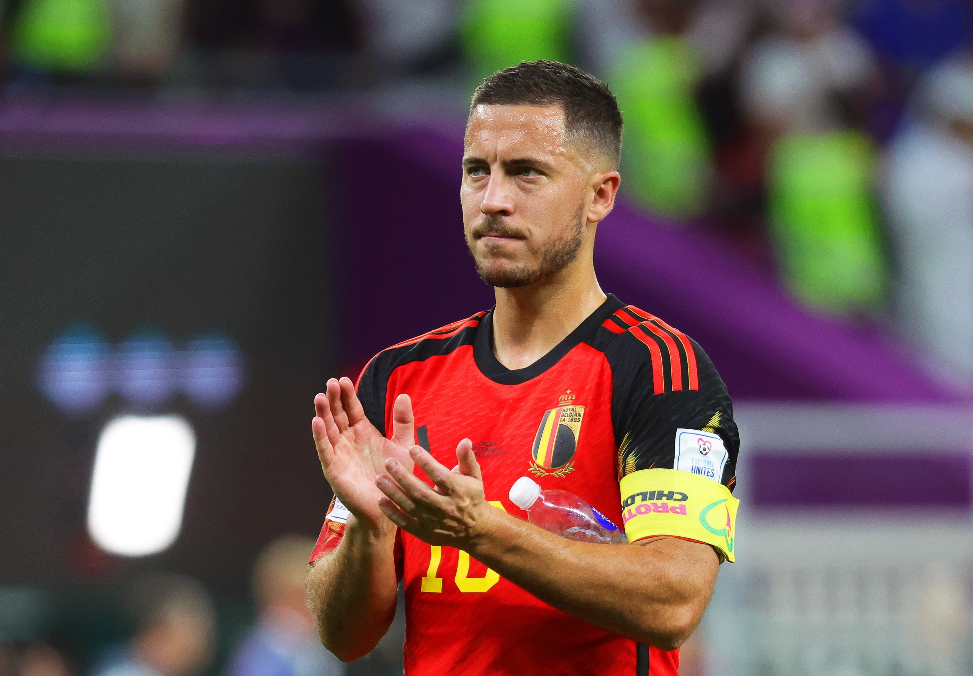 Eden Hazard aplaude a la afición belga tras caer eliminados en la fase de grupos en Qatar