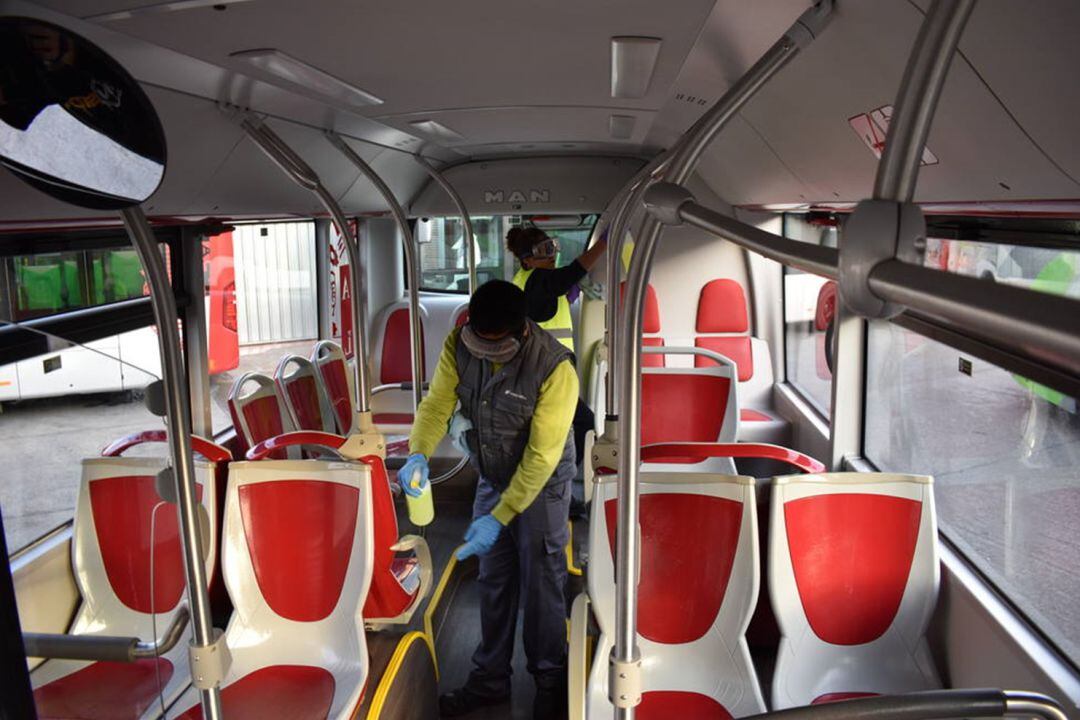 Desinfección de la flota de autobuses de Alicante por Covid-19
