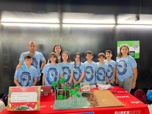 Grupo de sexto con su trabajo, 'Evitemos la desertificación'