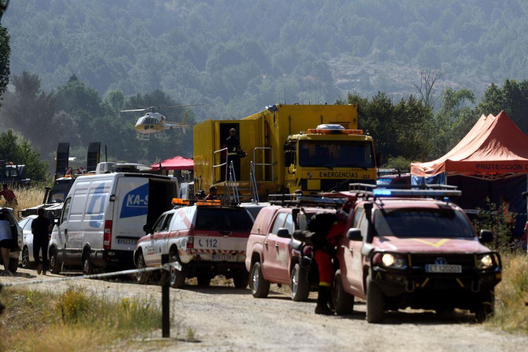 El incendio que afecta al Real Sitio de San Ildefonso-La Granja (Segovia) ha alcanzado &quot;alguna hectárea&quot; en la Comunidad de Madrid y, aunque la evolución es favorable, cinco helicópteros y mas de cien bomberos, agentes y brigadas forestales trabajan para controlar el fuego.En la zona hay además 14 dotaciones terrestres de bomberos, agentes forestales y brigadas forestales. Son más de un centenar de efectivos que trabajan en colaboración con los medios de Castilla y León y la Unidad Militar de Emergencias.