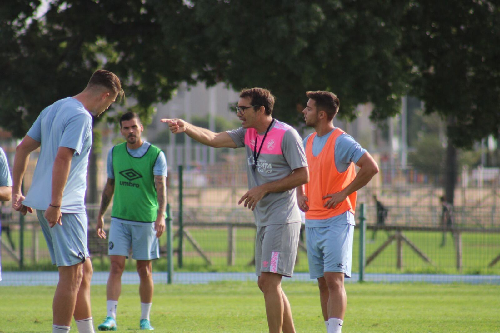 Francis dirigiendo la sesión de entrenamiento del Xerez DFC