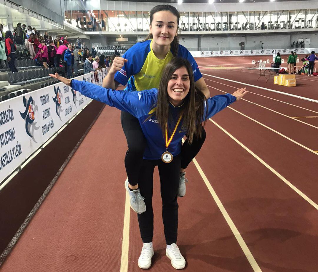 Sofía Martín y la entrenadora Leyre Sánchez celebran el triunfo