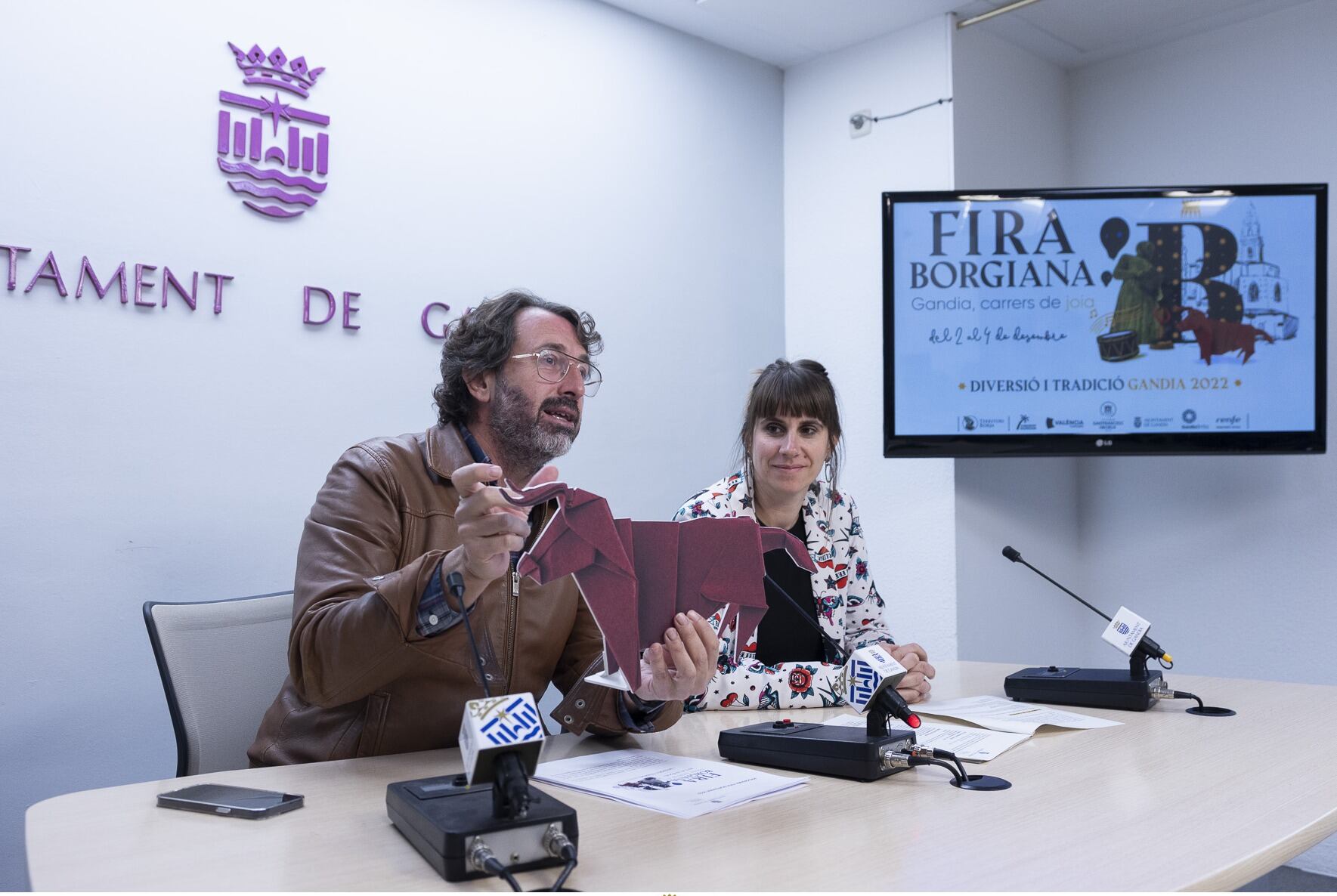 El concejal Vicent Mascarell y la técnica Marina Sanmartín durante la presentación de la feria en rueda de prensa.