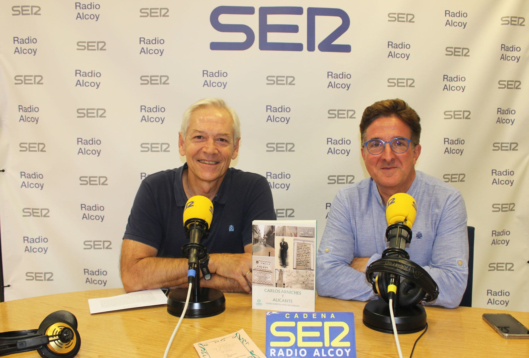 Joseba Barrón-Arniches y Carlos Valls, en el estudio central de Radio Alcoy