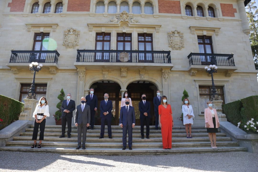 El lehendaki Iñigo Urkullu preside la foto de familia de los consejeros de la XII Legislatura del Gobierno Vasco tras la toma de posesión de sus cargos  en el  Palacio de Ajuria Enea 
 