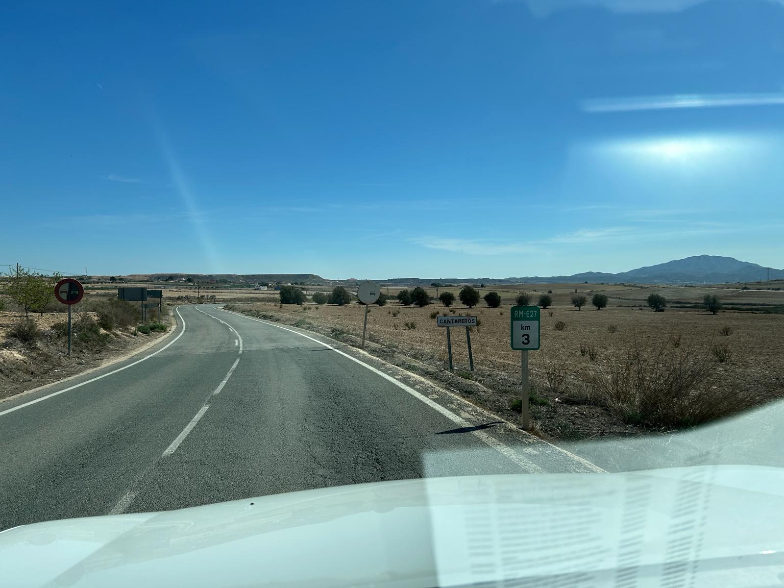 Señales deficientes en la carretera que une El Paretón con Mazarrón