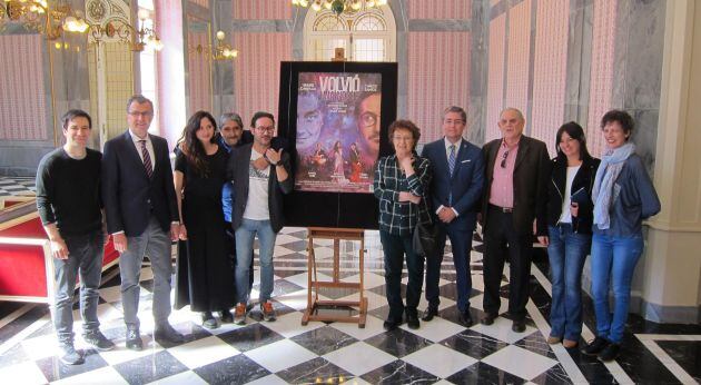 El alcalde de Murcia, José Ballesta, acompañó al equipo de &#039;Volvió una noche&#039; en la presentación de la obra que tuvo lugar en el Romea