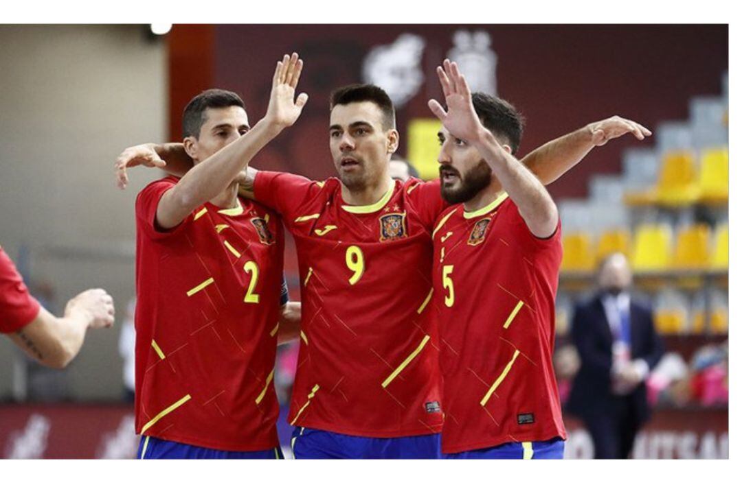 Raúl Gómez celebra uno de sus goles con España