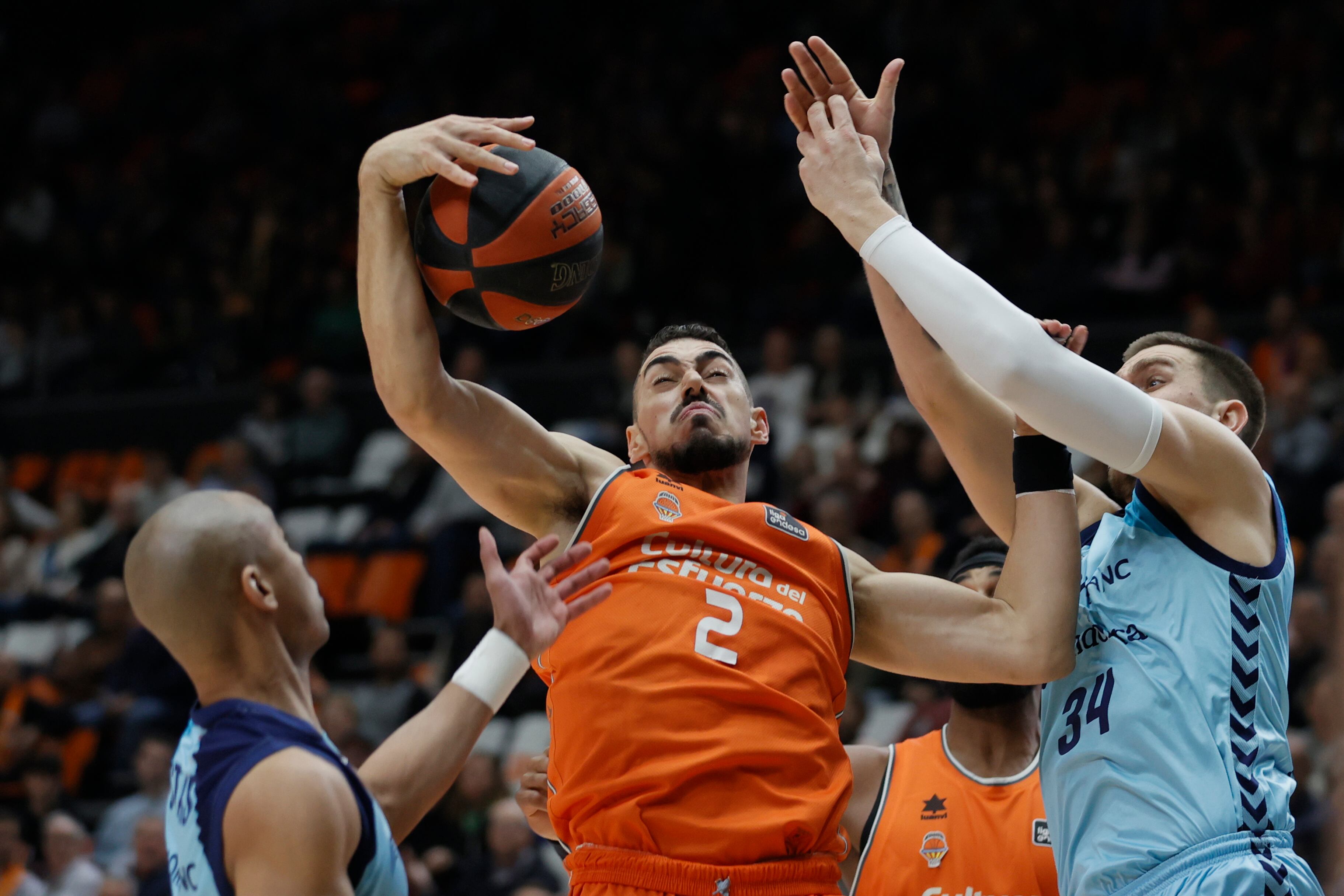 VALENCIA, 17/12/2023.- El alero español del Valencia Basket Josep Puerto (c) disputa un rebote con el pívot croata del Morabanc Andorra Marin Maric (d) durante el partido de la jornada 14 de la Liga Endesa entre el Valencia Basket y el Morabanc Andorra, este domingo en Valencia. EFE/ Juan Carlos Cárdenas