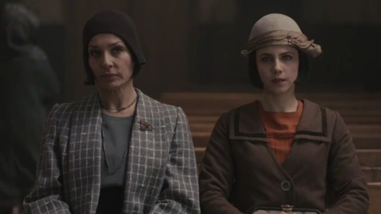 Natalia Millán y Aura Garrido en un capítulo de &#039;El Ministerio del Tiempo&#039;