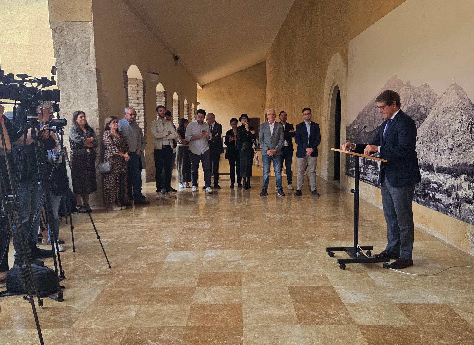 Juan de Dios Navarro durante su intervención durante la presentación de la muestra