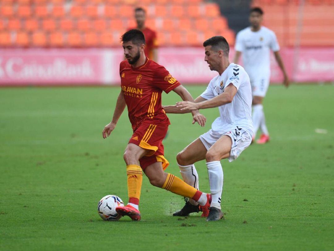 Papu protege el balón ante la presión de un jugador del Nàstic