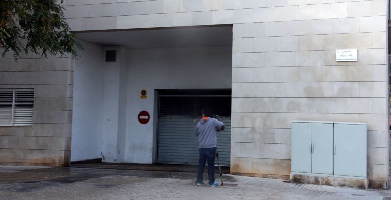 Imatge general de l'accés al pàrquing del número 2 del carrer Indústria de Castelldefels on s'ha trobat el cadàver