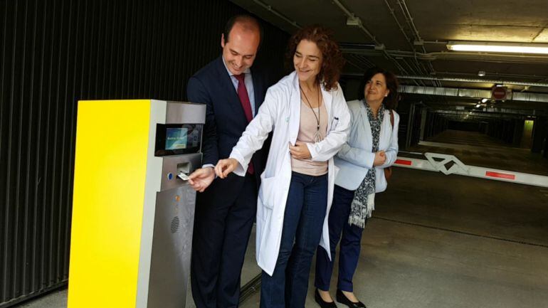 Delegado de la Junta y directora del Hospital en la entrada del aparcamiento