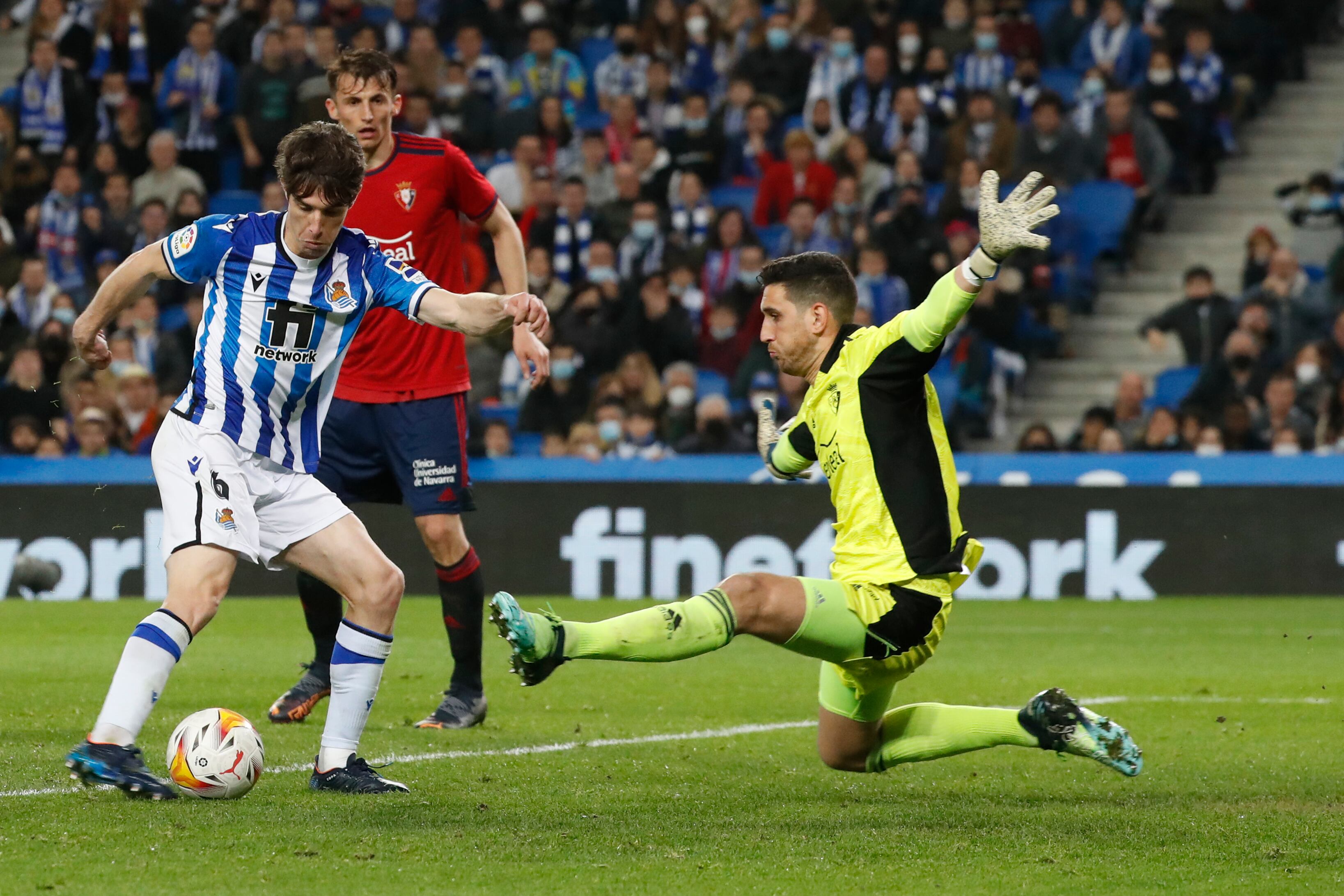 SAN SEBASTIÁN, 27/02/2022.- El lateral de la Real Sociedad Aritz Elustondo (i) trata de superar al portero Sergio Herrera (d), de Osasuna, durante el partido de Liga en Primera División que disputan este domingo en el estadio Reale Arena, en San Sebastian. EFE/Javier Etxezarreta
