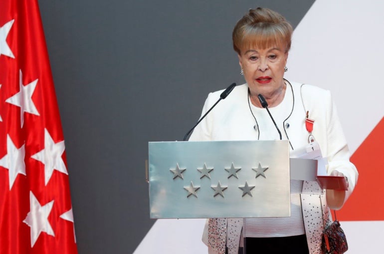 La actriz Gemma Cuervo, galardonada con la Medalla de Plata de la Comunidad de Madrid, durante el acto conmemorativo de la Fiesta del 2 de Mayo, celebrado hoy en la Real Casa de Correos de Madrid