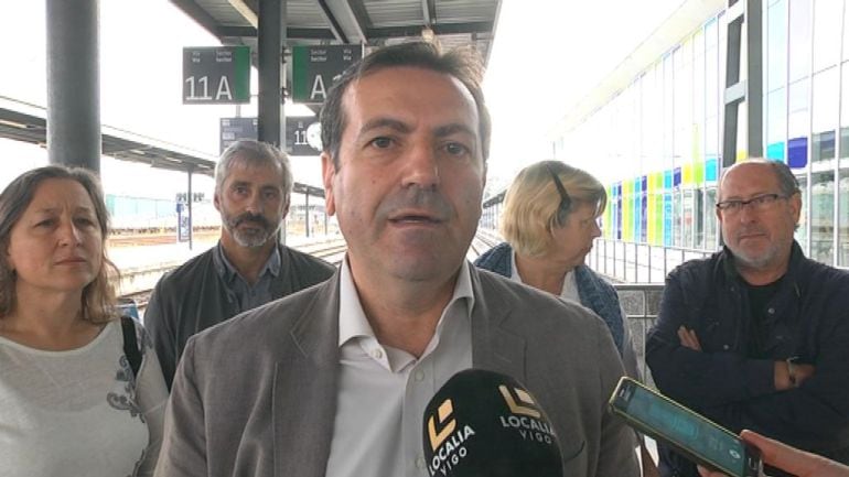 Luis Bará en la estación de tren de Guixar donde se ha reunido con ADIF