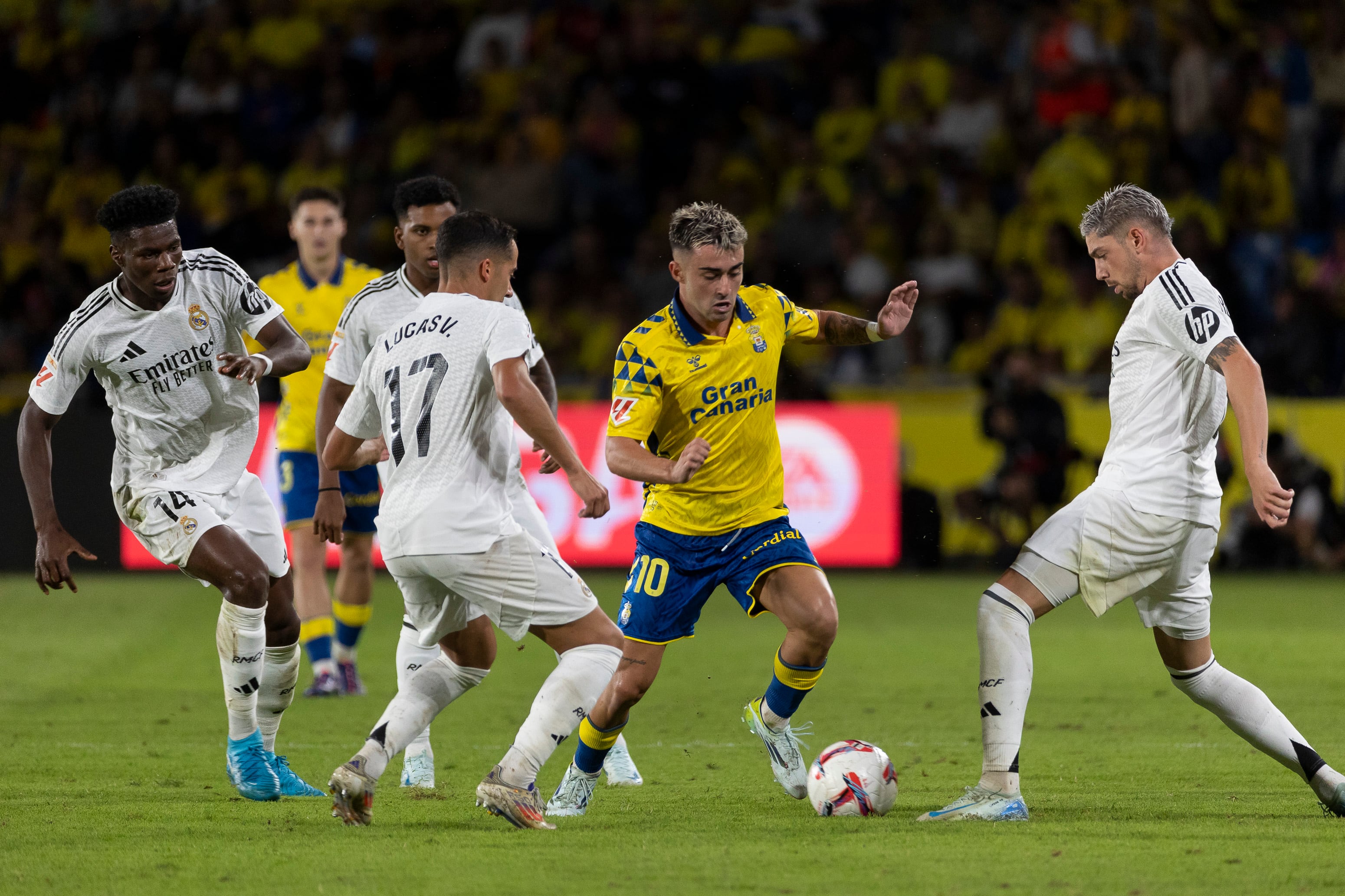 LAS PALMAS DE GRAN CANARIA, 29/08/2024.- El centrocampista de la UD Las Palmas Alberto Moleiro (2d) lucha con Fede Valverde (d), del Real Madrid, durante el partido de la tercera jornada de LaLiga que UD Las Palmas y Real Madrid disputan hoy jueves en el estadio de Gran Canaria. EFE/Quique Curbelo
