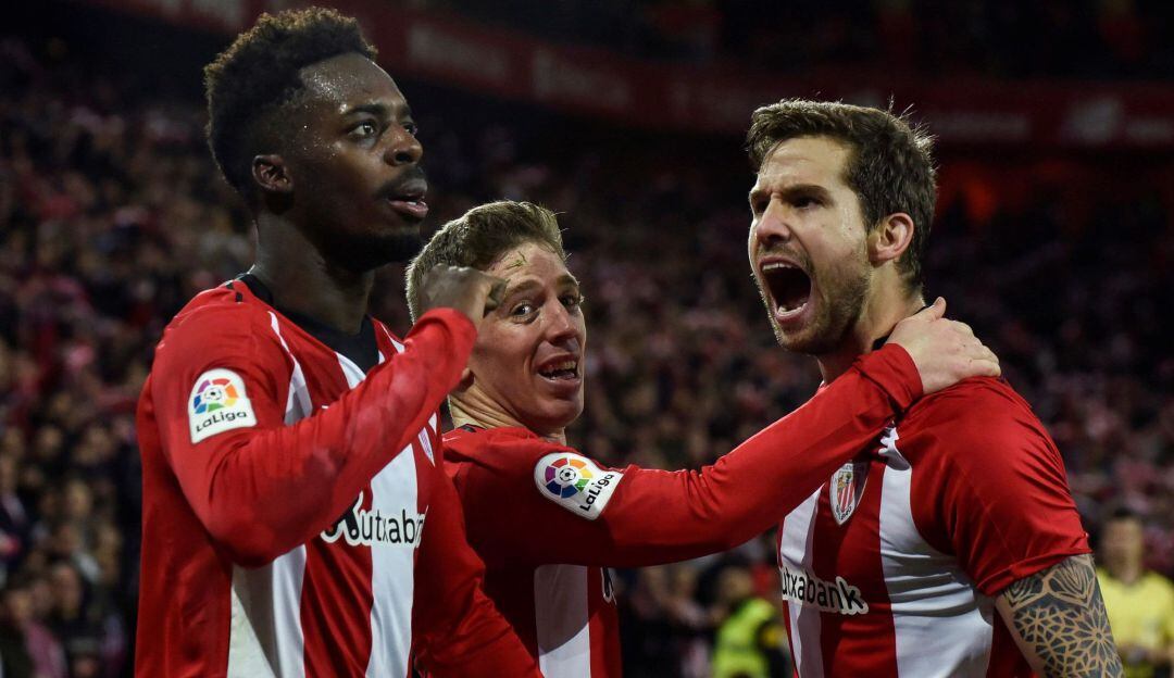 El delantero del Athletic de Bilbao Iñaki Williams (i) celebra el segundo gol de su equipo ante el Sevilla durante el partido de Liga en Primera División que se disputa esta tarde en el estadio de San Mamés