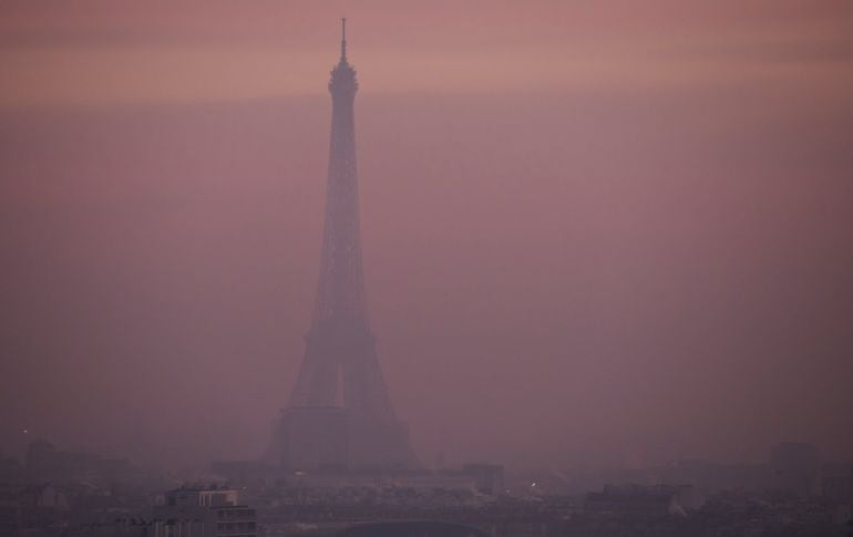 Fotografía de archivo con fecha del 8 de diciembre del 2016 que muestra la torre Eiffel entre una nube de contaminación vista desde el barrio de Saint-Cloud en París (Francia)