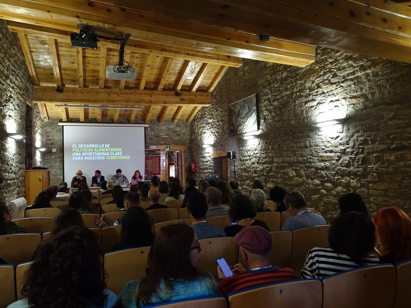 Aínsa congrega a un centenar de representantes políticos y sociales en el inicio del encuentro anual de la Red de Municipios por la Agroecología