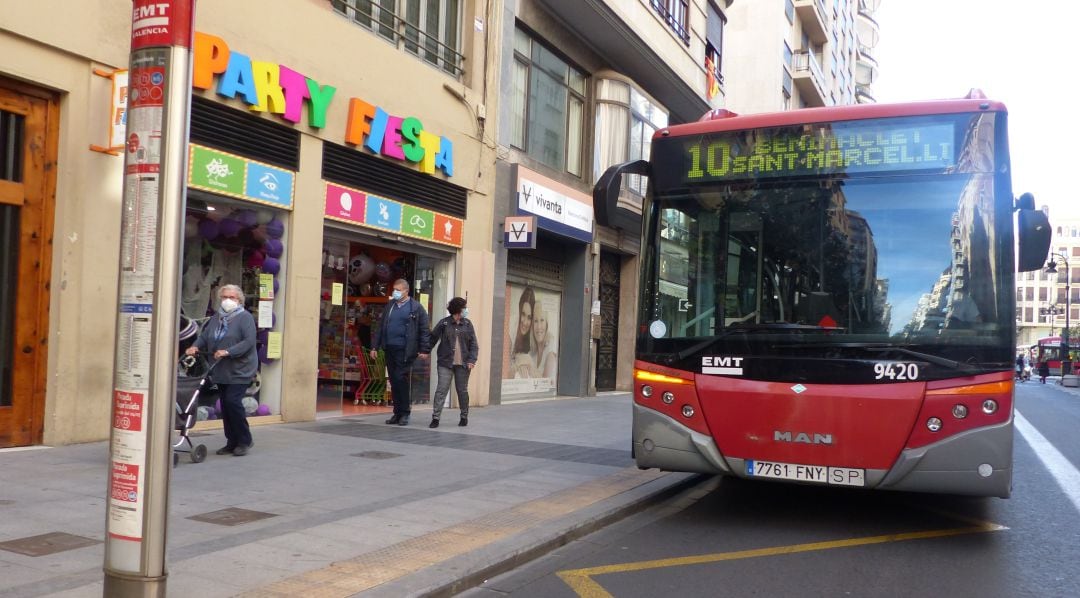 Autobús de la línea 10 de la EMT de València en una imagen de archivo. 