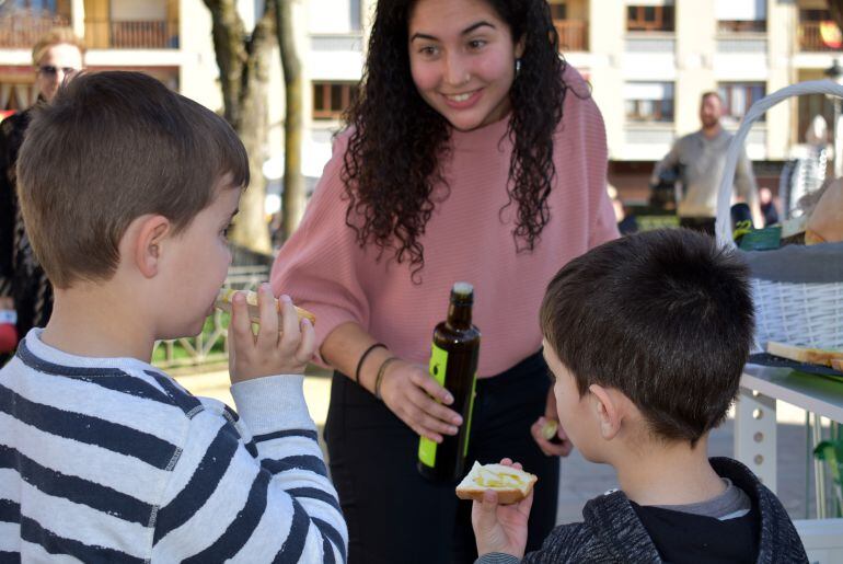 María Amores, responsable de Marketing y Comunicación del Grupo Montes Norte durante la cata en los Jardines del Prado