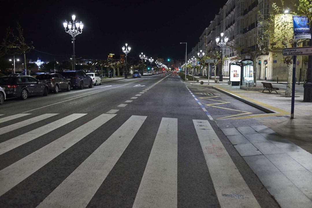 Paseo Pereda minutos antes de la segunda noche de toque de queda, en Santander.