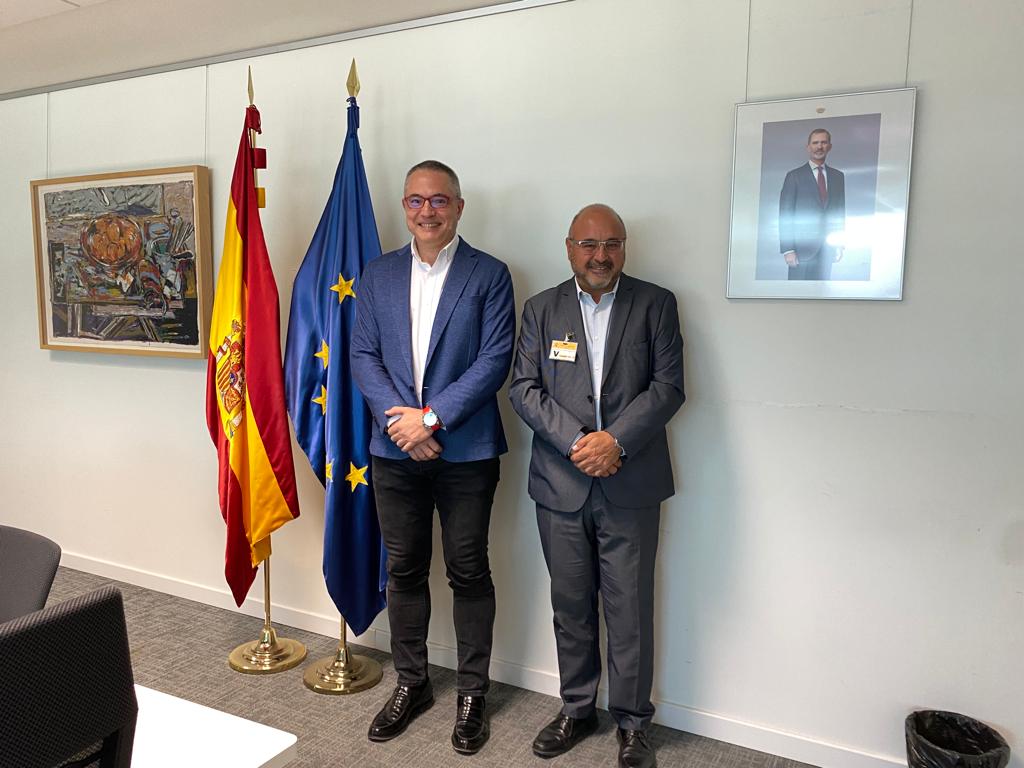 El director general del Mar Menor, Víctor Serrano, junto a Juan Carlos Cortés, director de Espacio, Grandes Instalaciones y Programas Duales del Centro para el Desarrollo Tecnológico Industrial (CDTI)