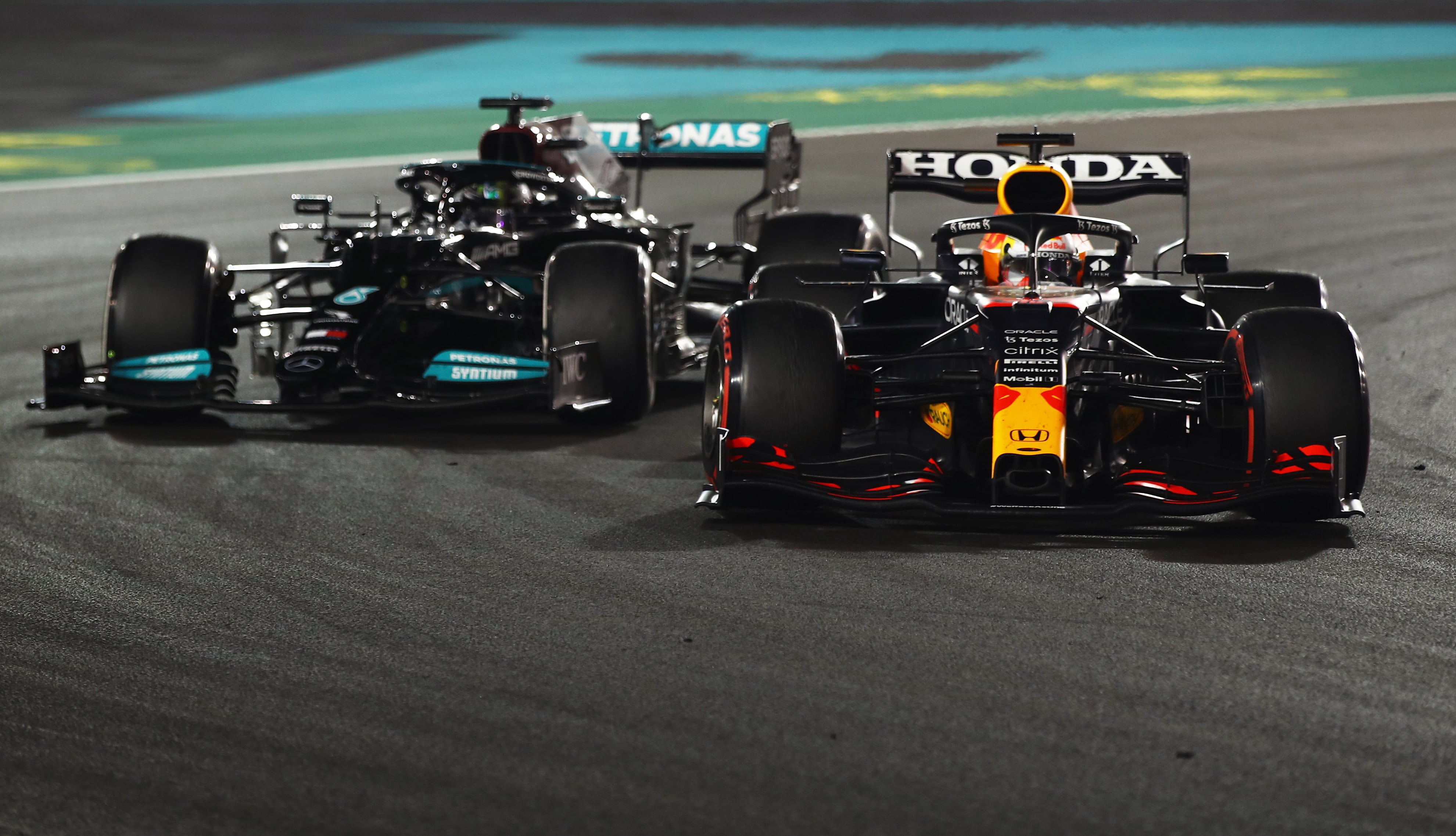 Max Verstappen y Lewis Hamilton durante la última vuelta del GP de Abu Dabi 2021. (Photo by Joe Portlock - Formula 1/Formula 1 via Getty Images)