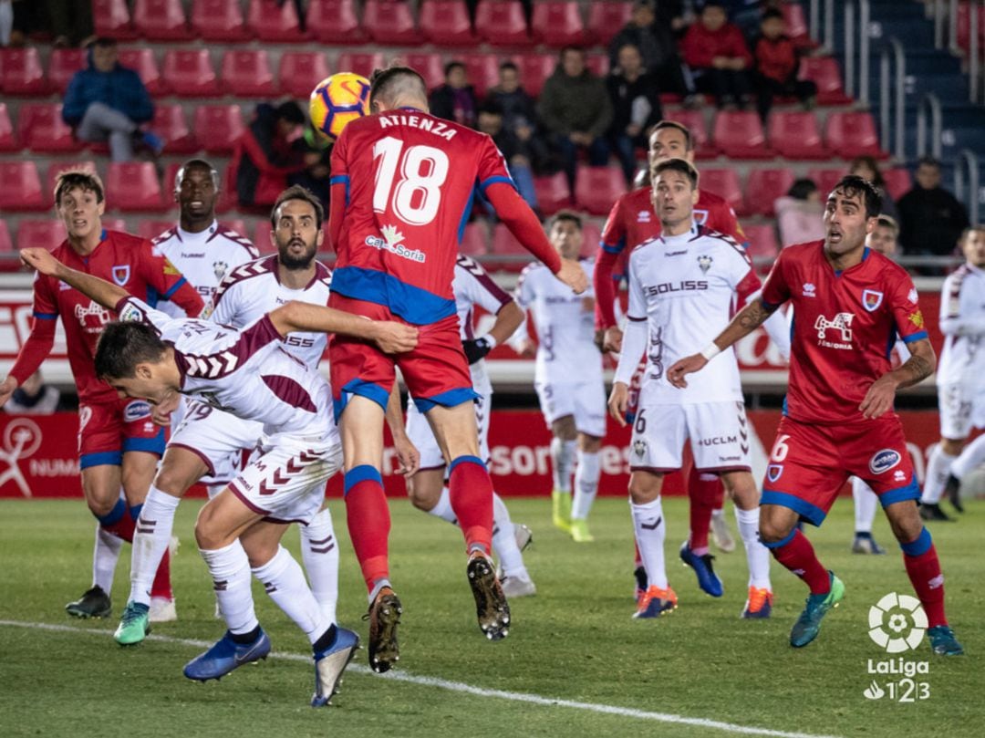 Atienza remata de cabeza en el área del Albacete.