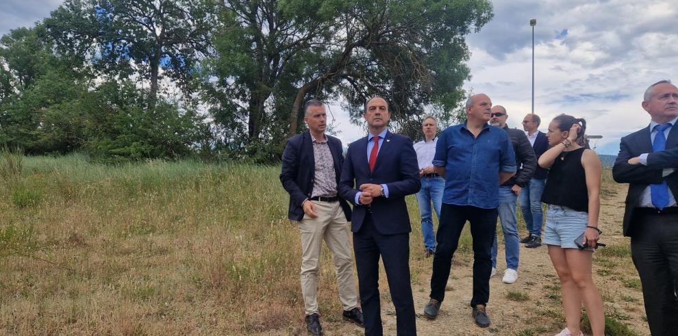 Visita del consejero de Sanidad al hospital de Jaca, al centro de salud y a la zona donde se va a construir el nuevo helipuerto
