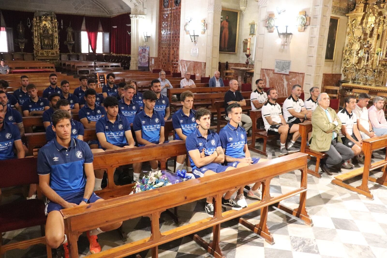 Plantilla del Xerez DFC y directivos en la Basílica de La Merced