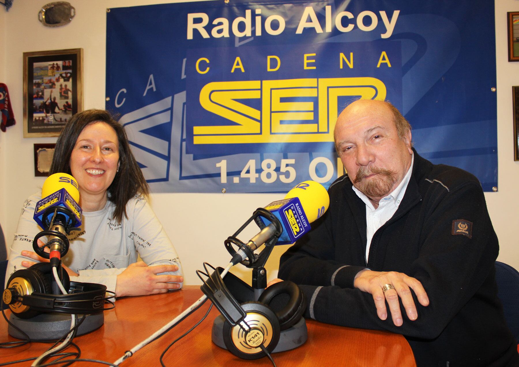 Ana Rico y Eliseo Castelló en el estudio de Radio Alcoy