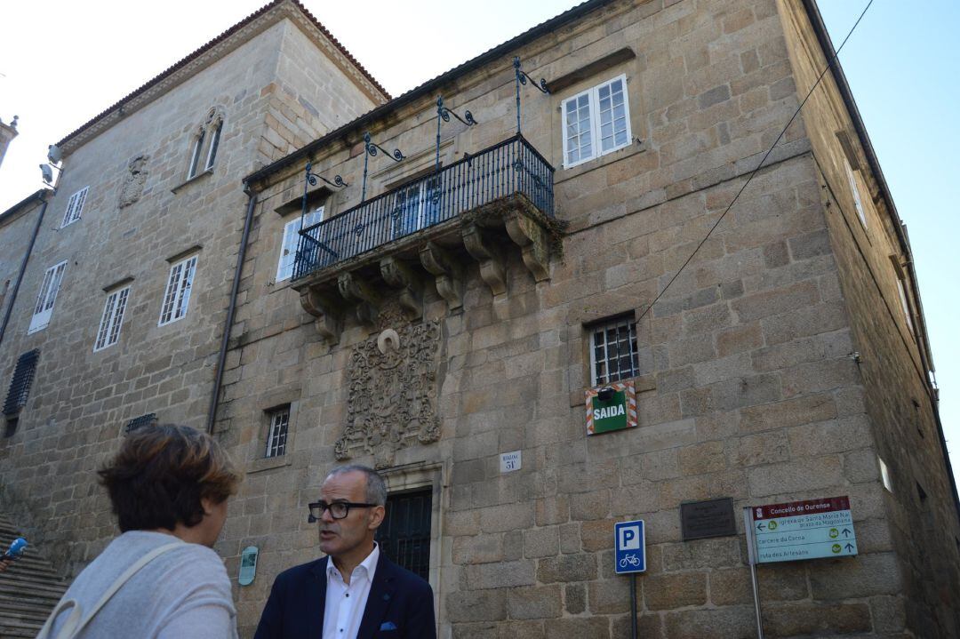 El alcalde de Ourense a las puertas del museo arqueolóxico