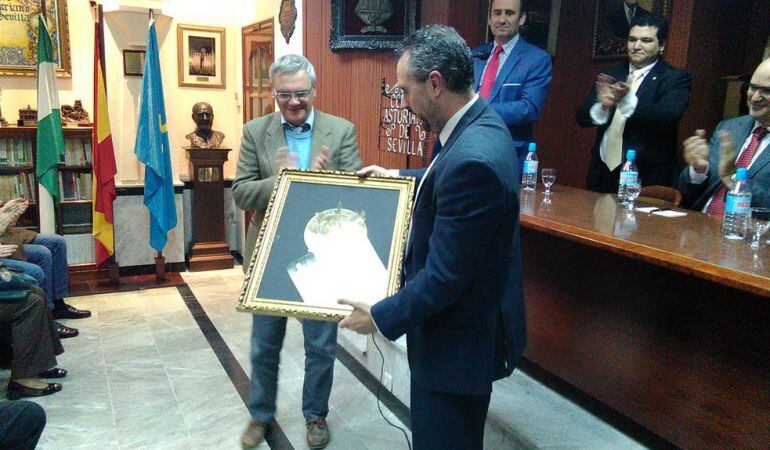 Paco García, director del programa Cruz de Guía, recibe de manos de Ángel Luis Schlatter el premio periodístico Carlos Schlatter que concede la Agrupación Parroquial de la Milagrosa